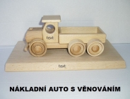 Nákladní auto na dřevěné podstavě s trnem