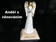 Soška modlícího se anděla na podstavci