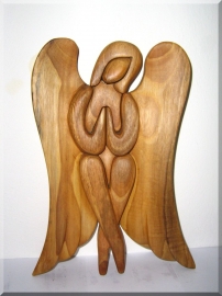 Sedící anděl ze dřeva