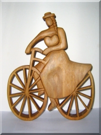 Cyklistka - dřevěná plastika