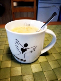 Bílý hrníček hrnek na kávu motiv anděl