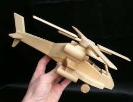 Bitevní vrtulník Apache USA. Dřevěné hračky