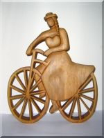 Soška cyklistka II. - dřevěná plastika v. 35 cm