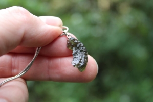 Vltavín přívěšek 24/11 mm se stříbrným řetízkem