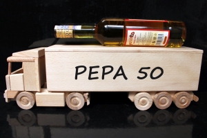 Dřevěný kamion pro láhev na 0,5 l. alkohol 45 cm