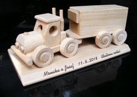 Kamion  26 cm na podstavě DÁREK šofér kamionu