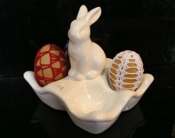 Dekorační keramický podnos stojan na velikonoční vajíčka zajíc