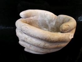 Dekorační miska ženské ruce, kamenina na zahradu, do bytu