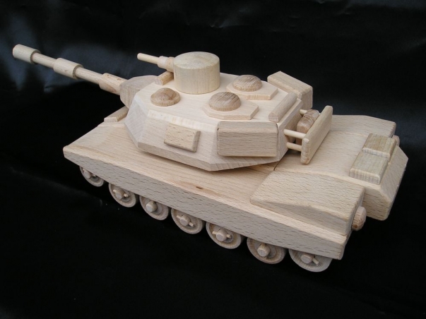 Americký tank ABRAMS. Hračky ze dřeva.