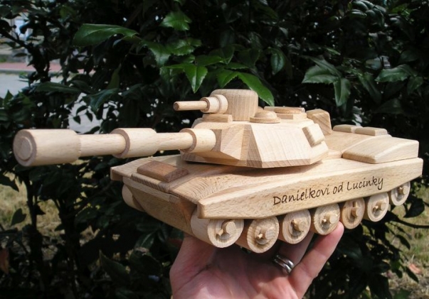Americký tank ABRAMS. Hračky ze dřeva.