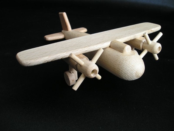 Malé letadlo s vrtulema, hračka ze dřeva