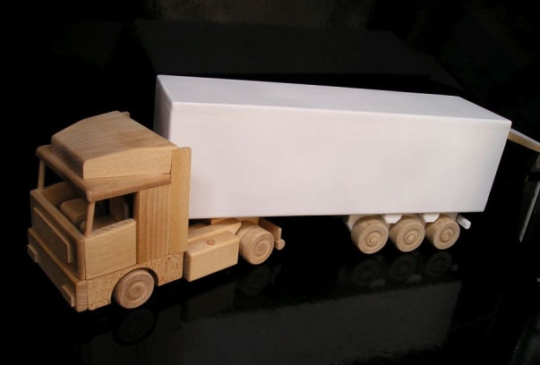 Dřevěný kamion s bílým návěsem pro láhev, DÁREK
