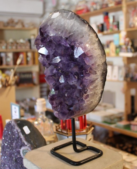AMETYST nádherný minerál 3,8 kg na stojánku