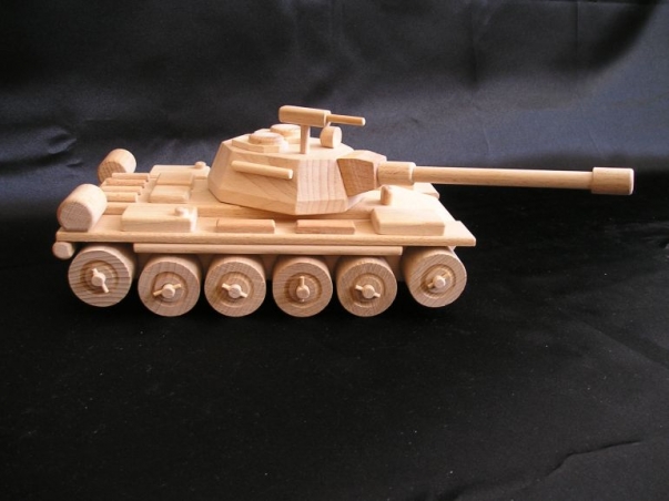Tank hračka, pojízdný s otočnou věží i kulometem.
