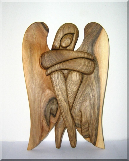 Dřevěná soška anděl materiál OŘECH. 24 cm 