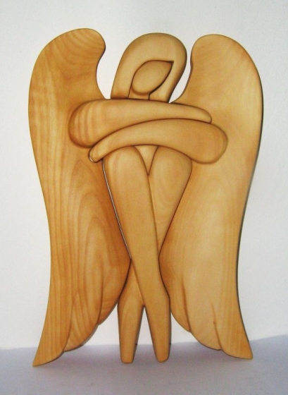 Soška, sedící anděl, světlé dřevo . 23 cm 