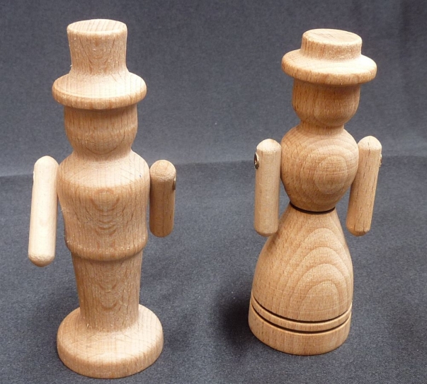 Tatínek a maminka, figurky ze dřeva.10 cm.