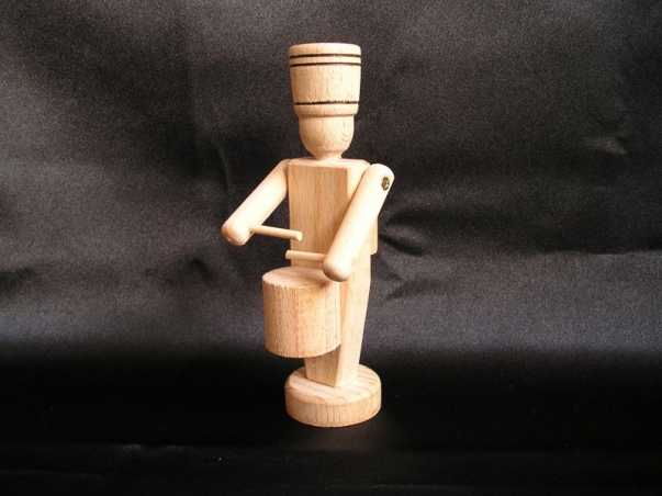 Dřevěný vojáček - bubeník, hračky ze dřeva 12 cm.