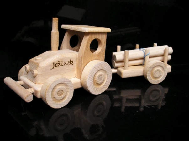 Dřevěný traktor s vlečkou, hračka