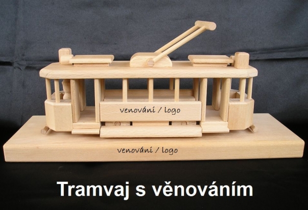 Dřevěná tramvaj na podstavci - dárky pro řidiče