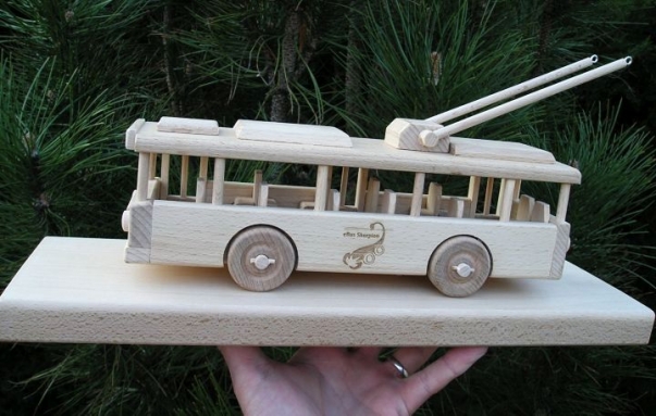 Trolejbus ze dřeva na podstavci - dárky pro řidiče