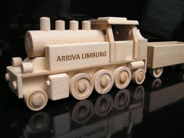 Třínápravová parní lokomotiva DR s vagónem - hračka ze dřeva