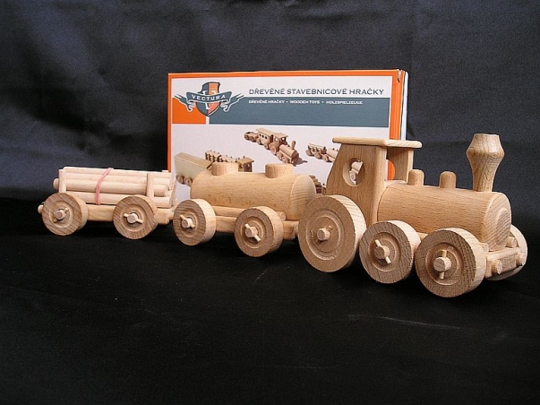 Stavebnice nákladní vláček s vagónky. Klasické retro hračky pro děti.