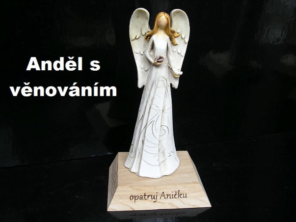 Soška modlícího se anděla na podstavci
