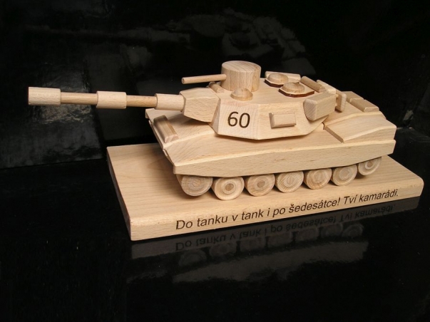 Vojenský tank, dárek na postavě