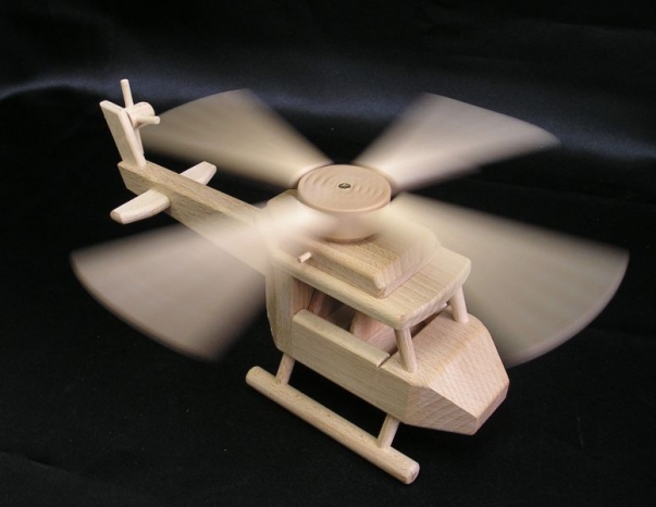 Dětský dřevěný vrtulník. Hračky pro malé piloty vrtulníků.