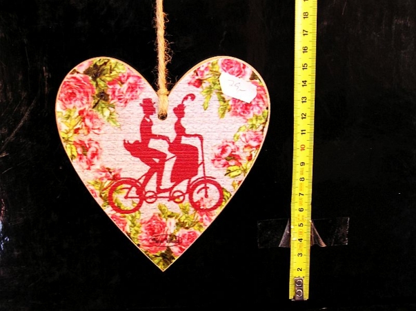 Dřevěné dekorační srdce červené cyklista