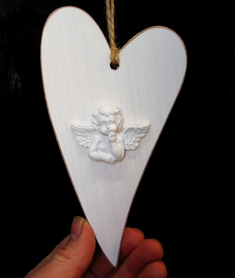 Dřevěné bílé srdce s andělem, závěsná dekorace