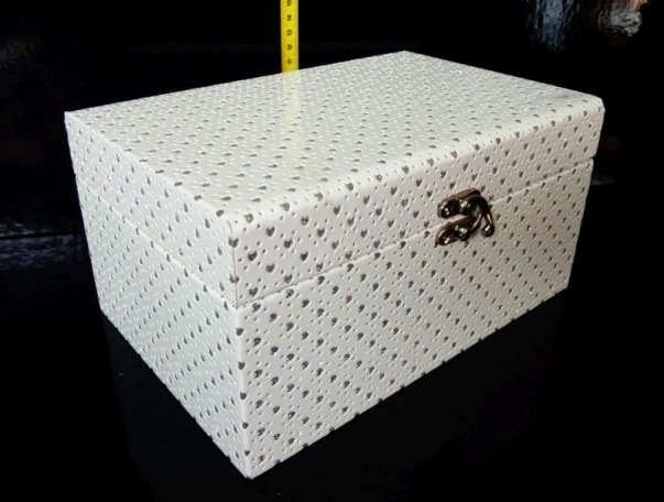 Bílá dekorační krabička, box, škatulka, truhlice, šperkovnice