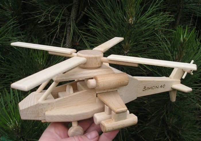 Vojenská helikoptéra Apache, hračka ze dřeva