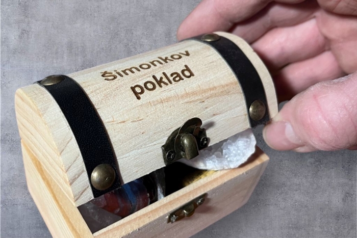 Poklad pro děti drahé kameny