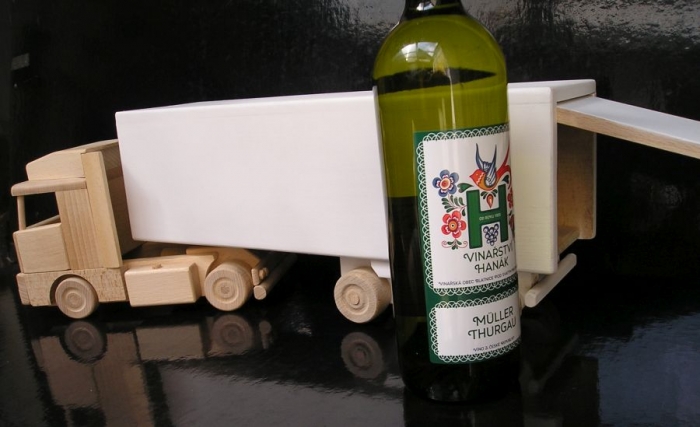 Dřevěný kamion s bílým návěsem pro láhev