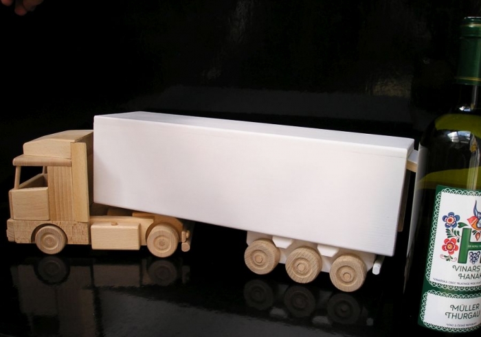 Dřevěný kamion s bílým návěsem, DÁREK