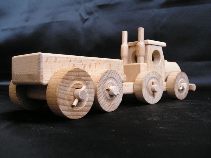 Kamion ze dřeva - hračka
