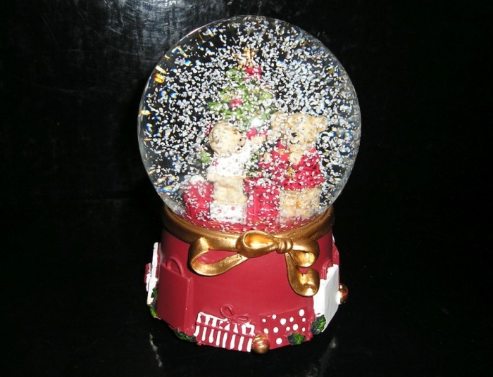 skleněná vánoční koule a sněžítko