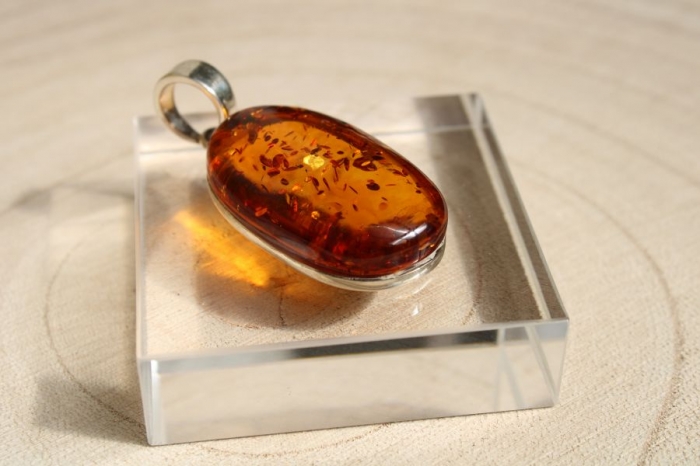 Jantarový přívěšek ve stříbře 3,7 cm
