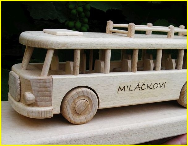 Text na dřevěném dárku Autobus RTO