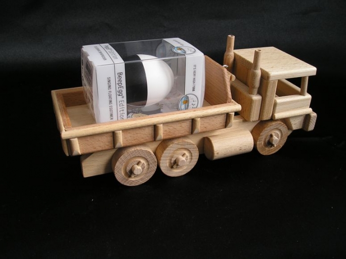 Dřevěné nákladní auto s výklopným kontejnerem