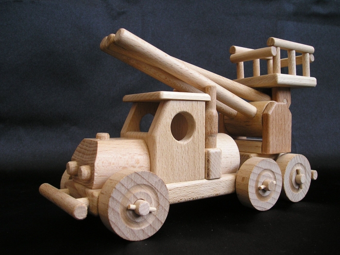 Plošinové dřevěné auto pro děti.