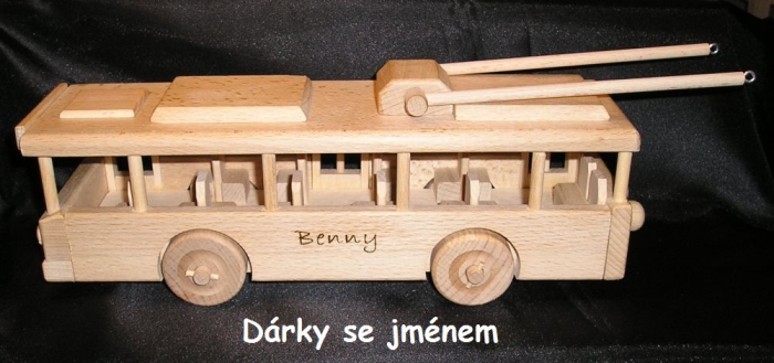 Dřevěný trolejbus se jménem k narozeninám