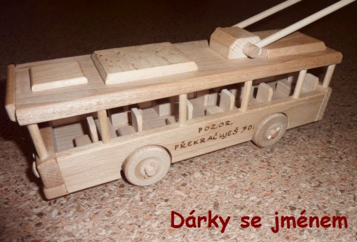 Dřevěný trolejbus se jménem