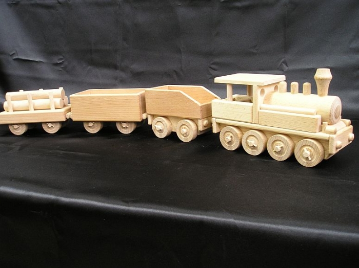 Vagón s dřevem k parní lokomotivě