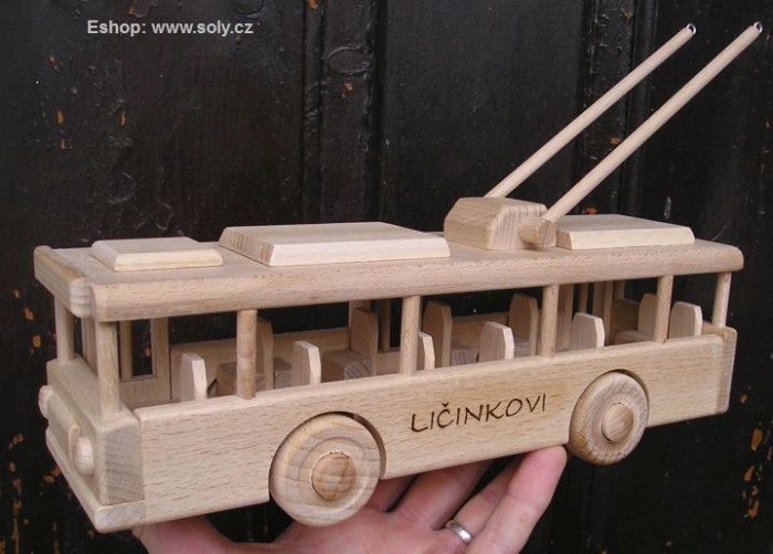Hračka trolejbus ze dřeva s věnováním k narozeninám