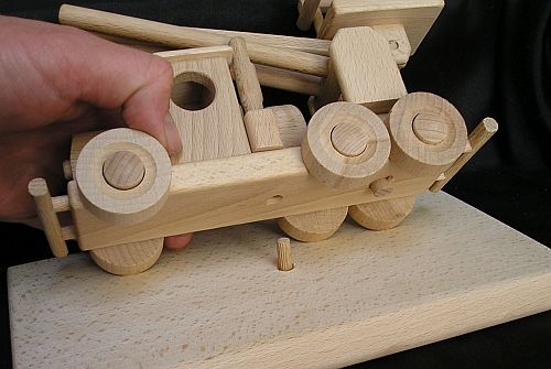 Ukázka uchycení modelu k dřevěné podstavě na kolíku