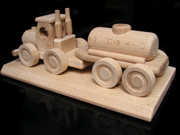 Dárek vůz cisterna, dřevěná hračka pro řidiče
