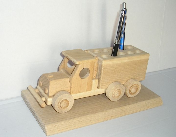 Stojánky na pera - dřevěné hračky auto